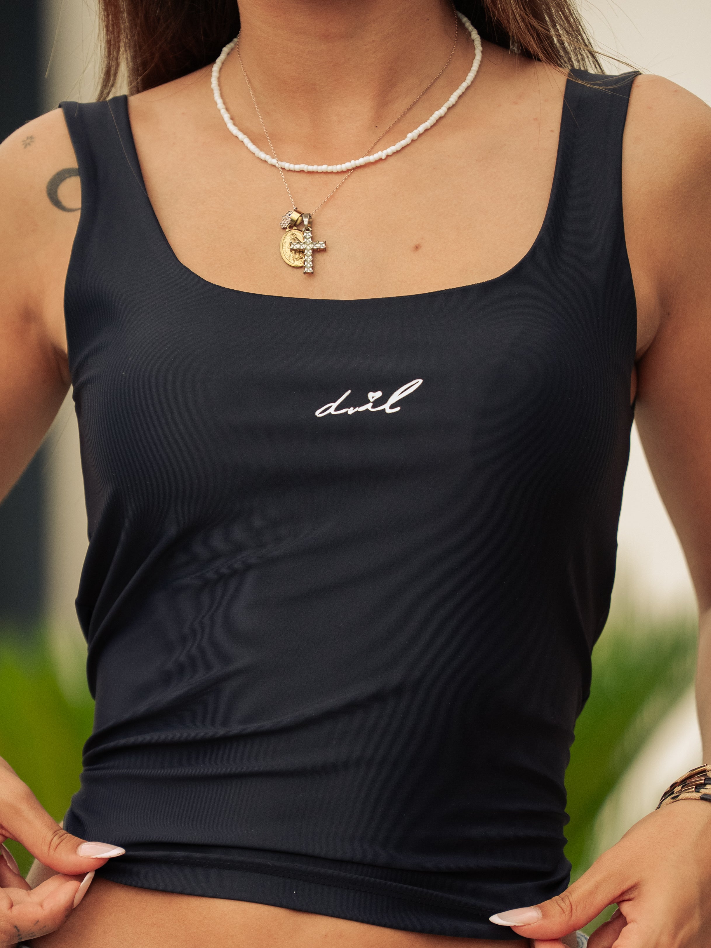 BLACK & WHITE DVIL TOP
